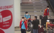 Tuyển Việt Nam an toàn về đến Hà Nội với núi hành lý, cách ly 7 ngày