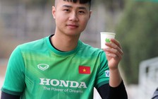 Văn Toản chưa phải phẫu thuật, được giữ lại tuyển Việt Nam để điều trị phục hồi