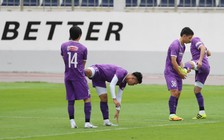 Ngày 1.12, cả đội bay sang Singapore dự AFF Cup, bất ngờ Hùng Dũng bị ‘rớt’ lại