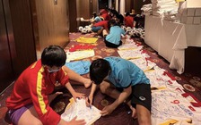 Tuyển nữ Việt Nam say sưa ký tặng ở sảnh khách sạn, chờ ngày về nước