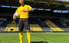 Cầu thủ đá phủi Việt Nam ghi bàn ở sân Signal Iduna Park