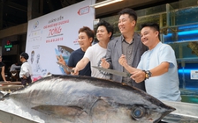 Hàng trăm du khách hiếu kỳ xem mổ cá ngừ 70kg ở phố đi bộ Bùi Viện