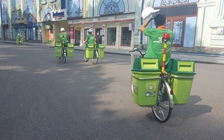 'Bắt chước' công an, môi trường Hà Nội dùng xe đạp dọn rác