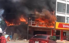 Cháy lớn tại quán bia sắp khai trương ở Hà Nội