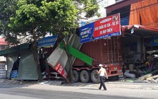 Xe container đâm sập 3 gian hàng ven tỉnh lộ