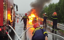 Ô tô bốc cháy ngùn ngụt trên cao tốc Hà Nội - Hải Phòng
