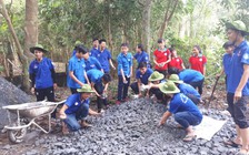 Thanh niên tình nguyện làm đường bê tông vào nhà Mẹ Việt Nam anh hùng