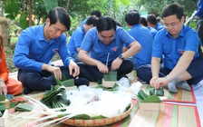 Bí thư Thường trực T.Ư Đoàn Nguyễn Ngọc Lương cùng gói bánh chưng tết tặng người khó khăn