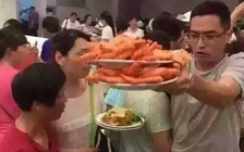Sốc với clip thực khách Trung Quốc dùng đĩa ‘cướp’ tôm ở tiệc buffet