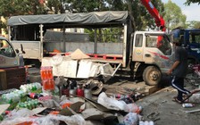 Người dân giúp tài xế thu dọn các thùng nước ngọt văng ra đường sau tai nạn
