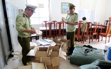 Bắt giữ xe khách giường nằm chở mỹ phẩm, vải không hóa đơn chứng từ