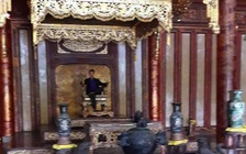 'Nam thanh niên ngồi trên ngai vàng' triều Nguyễn là ảnh ghép