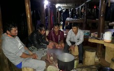 Cứu 30 người kẹt giữa đèo, còn 1 kiểm lâm viên cùng 4 người kẹt trong rừng