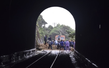 Đường sắt thông tuyến sau nhiều giờ tê liệt ở đèo Hải Vân