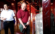 HLV Park Hang-seo đánh chuông thiêng ở Đại nội Huế