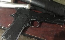 Bắt nhóm thanh niên tàng trữ 'hàng nóng'