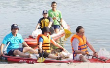 Lãnh đạo Văn phòng JICA Nhật Bản tại Việt Nam đi vớt rác trên sông