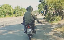 Công an phạt tiền 3 người rải tờ rơi quảng cáo trái phép