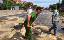 Đường trơn sau tai nạn xe, công an Huế tham gia dọn dẹp, đảm bảo an toàn