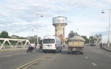 Xử phạt tài xế 'xe biển xanh' lấn làn, vượt ẩu