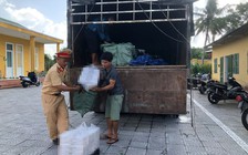 Bàn giao vụ vận chuyển hơn 24.000 gói thuốc lá lậu cho cơ quan điều tra