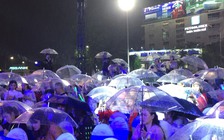 Hàng vạn người và du khách vẫn đội mưa đón giao thừa Tết Dương lịch 2020