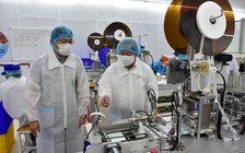 Phát miễn phí khẩu trang cho giáo viên và học sinh trở lại trường