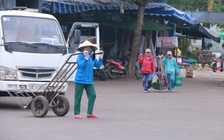 Hết cách ly xã hội: Đường phố Huế đông đúc, hàng quán mở cửa trở lại