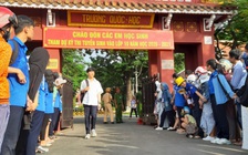 Nhiều thí sinh ngoại tỉnh thi vào Trường THPT chuyên Quốc học Huế