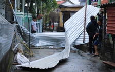 Thừa Thiên - Huế: Bão số 13 khiến hàng ngàn hộ dân lâm cảnh màn trời chiếu đất