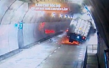 Thừa Thiên - Huế: Xe đầu kéo mất lái đâm tóe lửa vào thành hầm Hải Vân 2