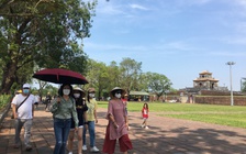 Du khách đeo khẩu trang phòng dịch Covid-19 khi tham quan Huế