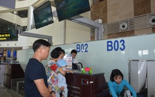 Gia đình có người già, trẻ nhỏ làm thủ tục máy bay tại quầy riêng