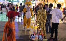 Hàng rong làm xấu đường đi bộ Nguyễn Huệ