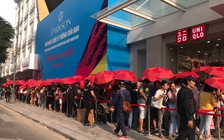 Uniqlo phát dù che nắng cho dòng khách xếp hàng từ sáng tới chiều