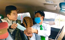 Tài xế, hành khách đi taxi được tặng khẩu trang phòng dịch Corona