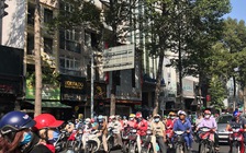 Dịch Covid 19: Đường phố TP.HCM dần đông đúc, có 'sinh khí' trở lại