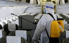 Cận cảnh quá trình khử trùng máy bay trở về từ Đài Loan