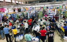 Trước ngày cách ly toàn xã hội, người dân TP.HCM nườm nượp đi gom thực phẩm