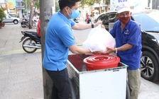 Trao tặng 5.000 phần quà cho người vô gia cư, bán vé số... tại TP.HCM