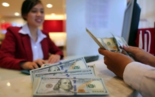 Giá USD 'bay' lên mức 23.300 đồng