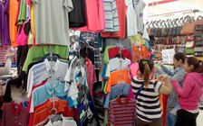 'Truy quét' túi xách, đồng hồ giả tại Sài Gòn Square