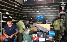 Tịch thu hàng ngàn quần áo, giày dép giả Adidas, Nike, Gucci...