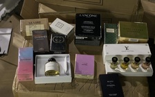 Xuyên đêm kiểm đếm kho nước hoa Dior, Chanel, Gucci... giả