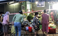 Trước giờ giãn cách toàn TP.HCM, người dân hối hả đi chợ lúc tờ mờ sáng