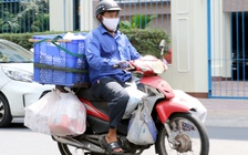 Shipper tất bật giao hàng đến nửa đêm