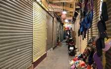 Chợ truyền thống bị đóng cửa, chợ tự phát nhộn nhịp