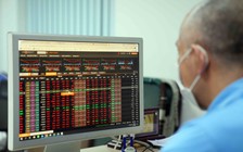 Nới room tín dụng, cổ phiếu ngân hàng nằm sàn la liệt, VN-Index 'bốc hơi' gần 45 điểm