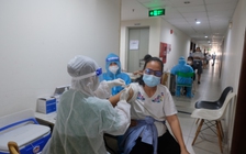 TP.HCM: Người trên 65 tuổi ở trong khu phong tỏa có được tiêm vắc xin Covid-19?