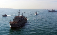 Tàu chiến các nước ASEAN duyệt binh ở Thái Lan